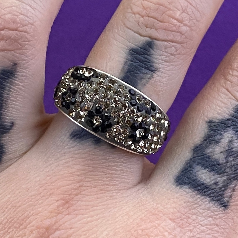 💛 Silver Brass Crystal Pavé Dome Ring | Black Floral Accent Statement Ring - Picture 6 of 9